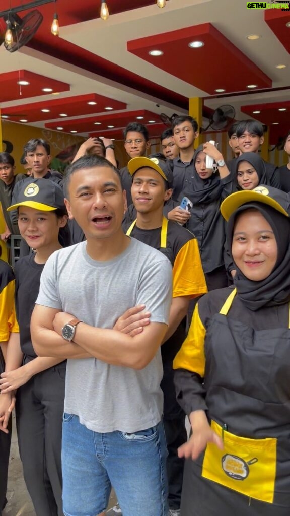 Babe Cabiita Instagram - Ini yang kalian tunggu-tunggu! @dadarberedar cabang PEJATEN Jakarta selatan sebelum dibuka sudah di resmikan langsung oleh sultan PEJATEN!!! Tunggu vidionya di youtub @raditya_dika . HORMAT 😘🙏🙏🙏