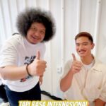 Babe Cabiita Instagram - Mengantar @dadarberedar pesanan "bapak" lewat @kaesangp katanya mau dibawa ke rusia soalnya putin juga suka sambel parunya katanya. Begitu juga PM India dan prindapan..