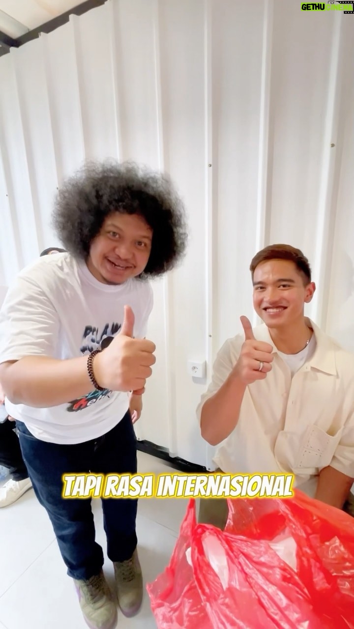 Babe Cabiita Instagram - Mengantar @dadarberedar pesanan "bapak" lewat @kaesangp katanya mau dibawa ke rusia soalnya putin juga suka sambel parunya katanya. Begitu juga PM India dan prindapan..