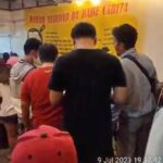 Babe Cabiita Instagram - Kira kira apa yang membuat orang rela antri? A. Murah B. Enak C. Fomo D. Yang punya ganteng ? #dadarberedar