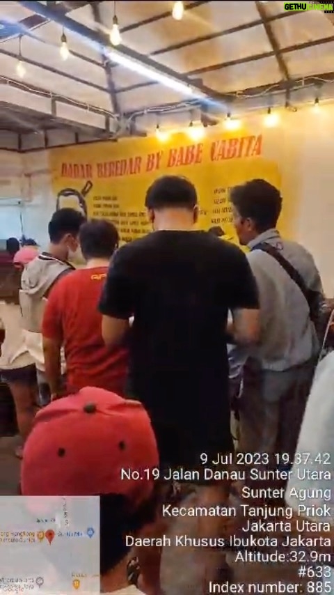Babe Cabiita Instagram - Kira kira apa yang membuat orang rela antri? A. Murah B. Enak C. Fomo D. Yang punya ganteng ? #dadarberedar