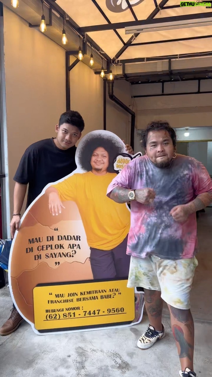Babe Cabiita Instagram - SUKA DADAR APA SAYANG..??? Nih tak kasih tahu tempat makan baru di daerah Sunter Jakarta utara. di mana tempat makan ini meskipun baru buka tapi selalu ramai di datangi pengunjung yang penasaran dengan tempat makan kolaborasi @babecabiita @nanang_anakbaik dan sang juru masak CHEF REMEK JALANAN @kingabdi_jajanmercon tempat makan ini memang diperuntukkan untuk babecabiita karena ingin mewujudkan impiannya membuka gerai makanan berbahan utama telor dadar peluru Antero belahan dunia . Menu makanan di sini sangatlah terjangkau harganya mulai 13 ribuan saja dan untuk menu tambahan kalian bisa menambahkan telor dadar atau telur Ceplok dengan oseng oseng cumi ayam udang kulit ayam Tongkol dan daging shortplate. DADAR BEREDAR SUNTER lokasi πππ Jl. Danau Sunter Utara No.19, Sunter Agung, Kec. Tj. Priok, Jkt Utara, Daerah Khusus Ibukota Jakarta 14350 buat yang sudah penasaran silahkan langsung merapat ke outlet kami @dadarberedar wajib dicoba..!!!! #jelajahrasa #kulinernusantara #resepnusantara #warisanrasa #kingabdi #abdimasterchef #rasanusantara #racikannusantara #masakanindonesia #indonesianfood #masakannusantara #sajianleluhur #sejarahmasakan #kulinerlegendaris Sunter Jakarta Utara