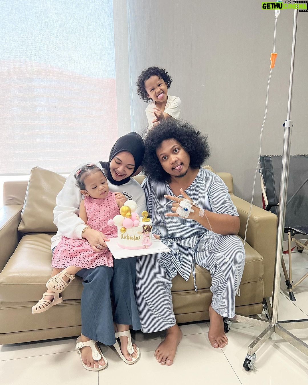 Babe Cabiita Instagram - NebulaisTWOsweet! Nebula artinya, suatu fenomena keindahan awan gas raksasa yg tampak bercahaya terang di tengah gelapnya luar angkasa bahkan kumpulan gas tersebut dapat melahirkan suatu bintang melalui gravitasinya (google) Nak, mamapapa berdoa semoga dalam gelapnya dunia yg sementara ini nak, kamu akan tetap selalu bersinar dengan ke soleha an kamu & ketaat-an kepada Allah Swt. Tumbbuh jadi anak yang sehat & bahagiaaaa yah sayanggggg. Selamat ulang tahun yang kedua anak ku ππ
