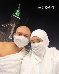 Babe Cabiita Instagram - ALHAMDULILLAH... 2022 umroh bareng sahabat 2024 umroh bareng pasangan 2022 seperti ada yang lebat 2024 seperti habis dan ringan Semoga dosa dosa yang lebat dan rimbun ini juga menjadi habis licin dan bersih tanpa sisa, dan semoga yg belum umroh Allah mudahkan dan segerakan jalannya agar bisa segera umroh. Amin ya rabbal alamin..