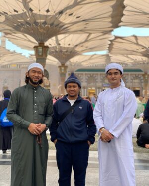 Babe Cabita Instagram - Abis solat subuh di mesjid Nabawi pagi tadi aku dinasehatin sama kakek2 arab disebelah aku. Dia ngomong pakai bahasa arab, karna aku ga paham ahirnya dia pakai bahasa inggris. Intinya bilang klo lebih baik Pakai sorban atau tutup kepala biar sunnah. Trus aku didoain sampai sampai org yg disebelah kami ikut menadah tangan sambil nangis. Aku juga ga paham isi doanya apa, yg jelas ada kata kata hidayahnya, abistu dia kayak niup kebadan aku. Jadilah ahirnya aku berburu peci yg bisa muat dan masukin semua rambut. Tapi, lama lama kok kayak kupluk ya bukan kayak peci? Yasudalah yg penting anget dan bisa muat. bagusan yg model mana, kiri kanan tengah? ☺️