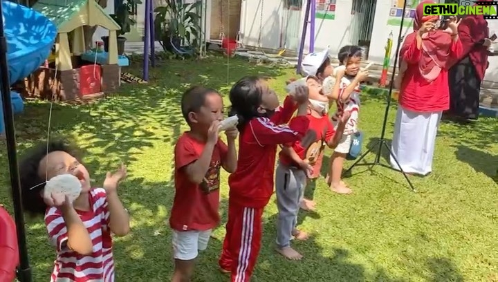 Babe Cabiita Instagram - Bener bam, klo makan itu harus pakai tangan. Jgn kayak kucing 😂