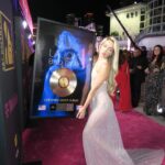 Bad Gyal Instagram - 💕 Ayer en premios lo nuestro me pasaron muchas cosas bonitas. Canté con la diosa @anitta y me dieron la noticia de que La Joia ya es disco de oro en USA Y PR✨ no puedo estar más feliz Miami, Florida