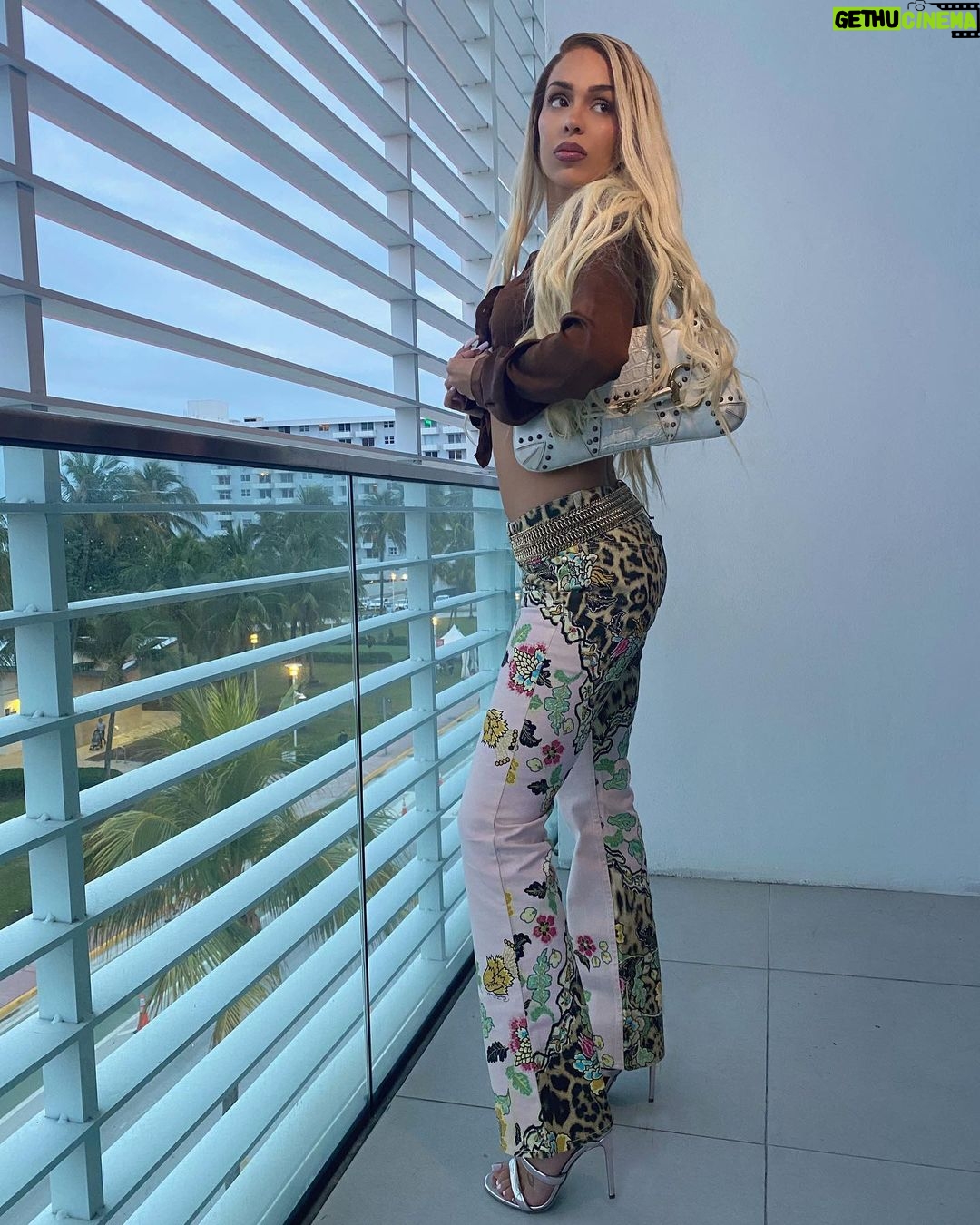 Bad Gyal Instagram - Bota niñaaaaaa Miami, Florida
