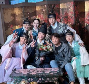 Bae In-hyuk Instagram - 특별출연이지만 그동안 세자를 사랑해 주셔서 감사합니다 🖤
잠깐이지만 많이 배운☂️
계속해서 슈룹 본방사수!☂️
#슈룹 #세자