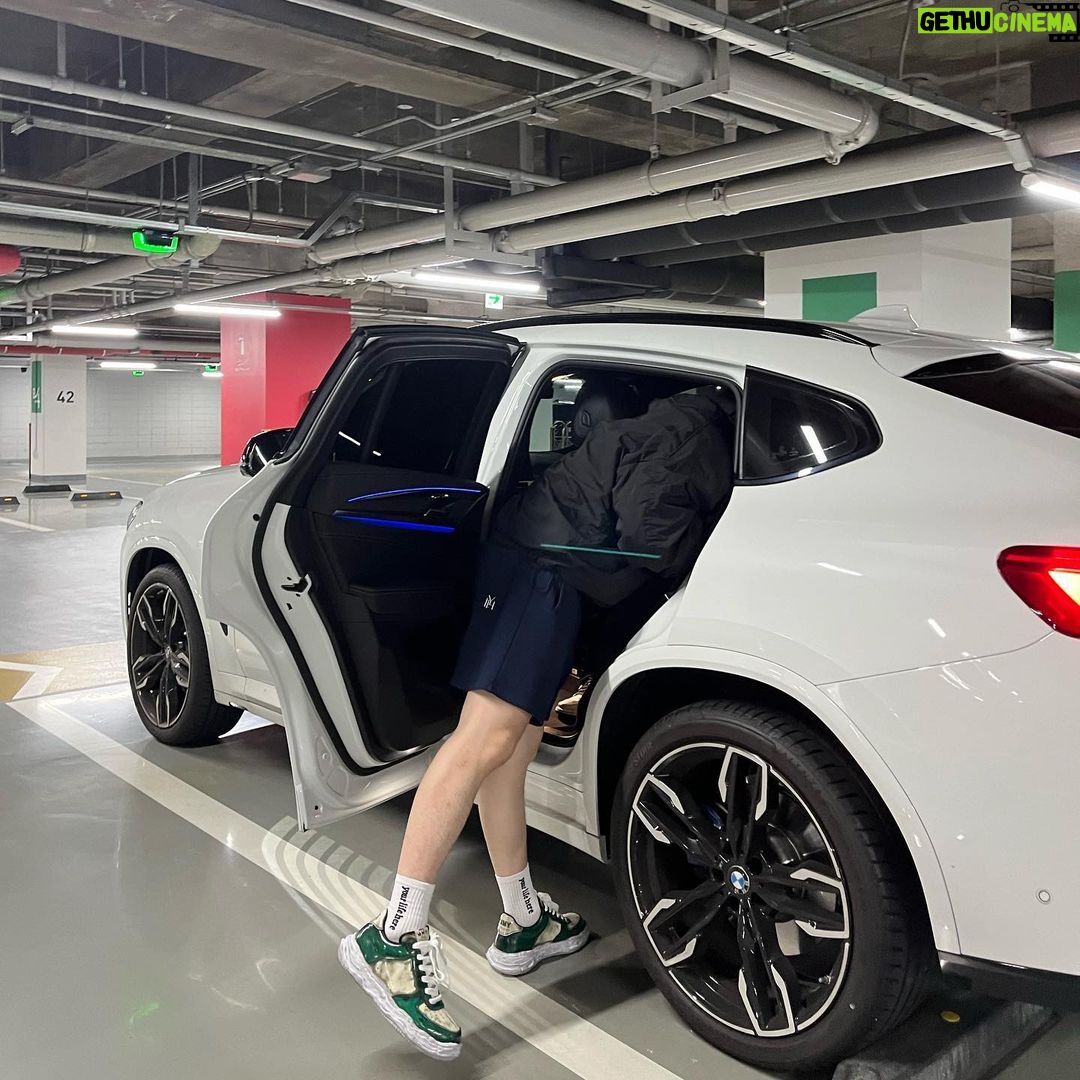 Bae In-hyuk Instagram - 간만에 마실🚶🏻♂️ #새신을신고뛰어보자팔짝 #새옷을입고뛰어보자팔짝