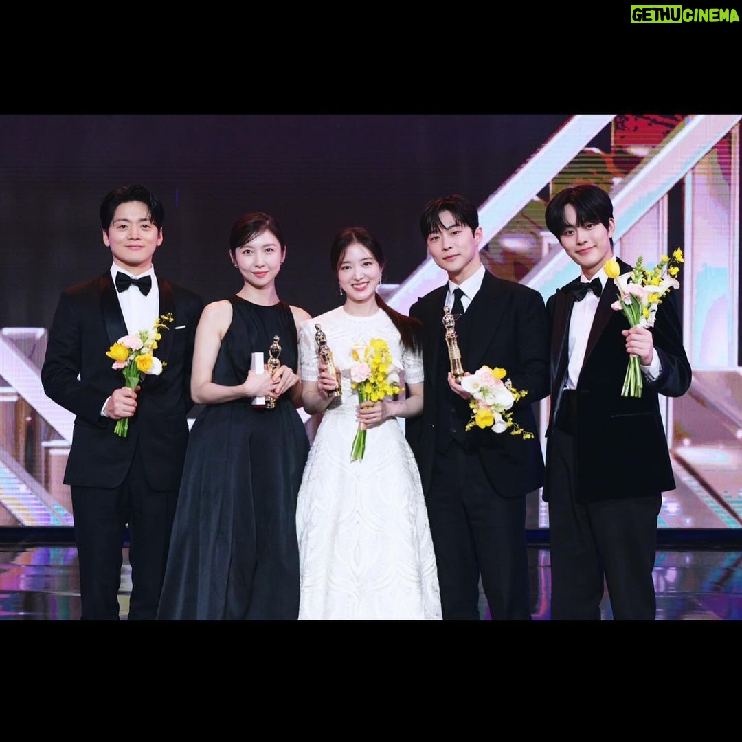 Bae In-hyuk Instagram - 어제 우수상을 탔습니다 🫶 너무 떨려 말도 잘 못한거 같은데 너무 감사드리고 우리 팬분들 항상 사랑해요🖤
