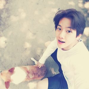 Baekhyun Instagram - 우리몽룡이랑산책 2탄!! 🐾👣 #몽룡이지친상태 #오른쪽다리포인트 #각을아는몽룡