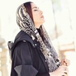 Bahare Kianafshar Instagram - . برایت تمام خوبی های روزگار را آرزو دارم و فرصتی بی شمار برای زندگی کردن؛ برایت سلامتی آرزو می کنم و داشتن قلبی بزرگ را؛ برایت آرزو دارم روشنایی را شاد زیستن را و لبخندی عمیق را ... برای تمام عمرت؛ برایت دست یافتن به آنچه که دوست داری و همیشه آرزویش را داشتی ... برایت یک بغل گل سرخ ! و توان دوست داشتن را آرزو دارم ؛ برایت آنچه که زیباترین حس است عشق ... شبیه آن حسی که به من دادی ... برایت عشق ورزیدن را آرزو دارم؛ من برایت احساس را از صمیم قلبم آرزو دارم؛ برایت احساس آرزو دارم… . عکس: ارمین احمری☘️ @armin__ahmari تقدیم به فن پیجهای عزیزم که همه دلخوشی روزهای منند🙏🏼😍❤️. # . #ازاده_ایزدیاری #بهاره_کیان_افشار #عکس #ارزو #امید #