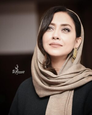 Bahare Kianafshar Instagram - .
اکران فیلم #گربه_سیاه 
بعد از گذشت دو سال از ساخت فیلم
با تشکر از تمامی عوامل فیلم،
برگزاری مراسم
 و خبرنگاران و عکاسان عزیز
و
به امید یک اکران موفق و بی دغدغه
🙄🙏🏼❤️
.
باتشکر از
@radrou 
@makeupbysaloume 
@mimaccessories 
.
#فیلم#اکران_خصوصی #بازیگران_زن #بازیگران 
.
#بهاره_کیان_افشار #سینمایی #سینما #بهار 
.
برای استفاده از زحمات دوستان عزیز و هنرمند عکاسم در دو پست عکسها ارائه میشود.