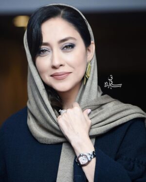 Bahare Kianafshar Instagram - .
اکران فیلم #گربه_سیاه 
بعد از گذشت دو سال از ساخت فیلم
با تشکر از تمامی عوامل فیلم،
برگزاری مراسم
 و خبرنگاران و عکاسان عزیز
و
به امید یک اکران موفق و بی دغدغه
🙄🙏🏼❤️
.
باتشکر از
@radrou 
@makeupbysaloume 
@mimaccessories 
.
#فیلم#اکران_خصوصی #بازیگران_زن #بازیگران 
.
#بهاره_کیان_افشار #سینمایی #سینما #بهار 
.
برای استفاده از زحمات دوستان عزیز و هنرمند عکاسم در دو پست عکسها ارائه میشود.
