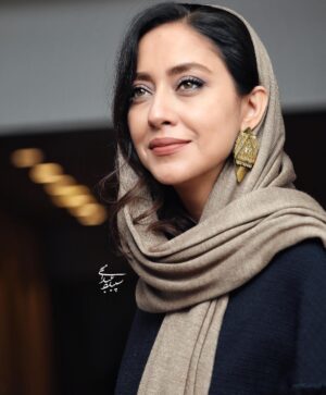 Bahare Kianafshar Instagram - .
اکران فیلم #گربه_سیاه 
بعد از گذشت دو سال از ساخت فیلم
با تشکر از تمامی عوامل فیلم،
برگزاری مراسم
 و خبرنگاران و عکاسان عزیز
و
به امید یک اکران موفق و بی دغدغه
🙄🙏🏼❤️
.
باتشکر از
@radrou 
@makeupbysaloume 
@mimaccessories 
.
#فیلم#اکران_خصوصی #بازیگران_زن #بازیگران 
.
#بهاره_کیان_افشار #سینمایی #سینما #بهار 
.
برای استفاده از زحمات دوستان عزیز و هنرمند عکاسم در دو پست عکسها ارائه میشود.