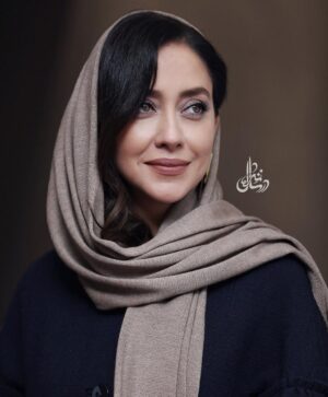 Bahare Kianafshar Instagram - .
اکران فیلم #گربه_سیاه 
بعد از گذشت دو سال از ساخت فیلم
با تشکر از تمامی عوامل فیلم،
برگزاری مراسم
 و خبرنگاران و عکاسان عزیز
و
به امید یک اکران موفق و بی دغدغه
🙄🙏🏼❤️
.
باتشکر از
@radrou 
@makeupbysaloume 
@mimaccessories 
.
#فیلم#اکران_خصوصی #بازیگران_زن #بازیگران 
.
#بهاره_کیان_افشار #سینمایی #سینما #بهار 
.
برای استفاده از زحمات دوستان عزیز و هنرمند عکاسم در دو پست عکسها ارائه میشود.