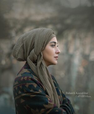 Bahare Kianafshar Instagram - .
خواب رویای فراموشی هاست !
خواب را دریابم ،
که در آن دولت ِ خاموشی هاست
با تو در خواب مرا
لذت ِ ناب ِ همآغوشی هاست
 
من شکوفایی گل های امیدم را در رویاها می بینم،
و ندایی که به من می گوید :
« گر چه شب تاریک است
دل قوی دار
سحر نزدیک است»
 .
#حمیدمصدق 
عکس:مریم پاینده🙏🏼🌷
@maryampayande1
.
Make up by
@aidinfarzi 💗
.
.
#بازیگران_زن #iranianartist #iraniangirl #iranianactress 
#زمستان#اخرین _زمستان_قرن#بهاره_کیان_افشار