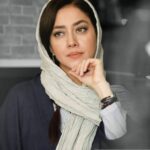 Bahare Kianafshar Instagram - . ... دست ، گنجینه مهر و هنر است : خواه بر پرده ساز ، خواه در گردن دوست ، خواه بر چهره نقش ، خواه بر دنده چرخ ، خواه بر دسته داس ، خواه در یاری نابینایی ، خواه در ساختن فردایی ! آنچه آتش به دلم می زند ، اینک ، هر دم سرنوشت بشرست ، داده با تلخی غم های دگر دست به هم ! بار این درد و دریغ است که ما تیرهامان به هدف نیک رسیده است ، ولی دست هامان ، نرسیده است به هم ! . #فریدون_مشیری #بهاره_کیان_افشار .عکس: روح الله حسین زاده🙏🏼🍀 @rouhollah_hz_artworks