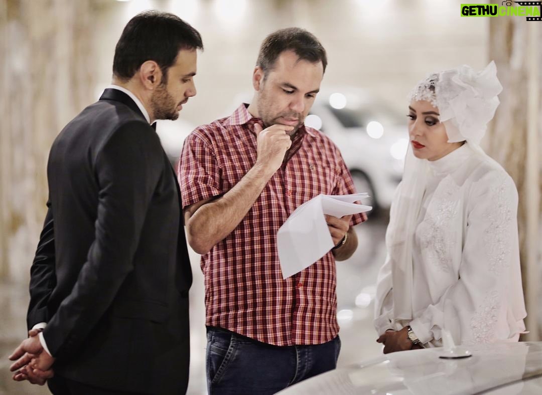 Bahare Kianafshar Instagram - . «بیوزنی» کاندید دریافت پنج جایزه جشنوراه رویاها آمریکا فیلم سینمایی «بی وزنی» که در بخش مسابقه جشنواره «رویاها» نیویورک حضور دارد، در پنج رشته اصلی این فستیوال، کاندید دریافت جایزه شد. مهدی فرد قادری در بخش های بهترین فیلم، بهترین کارگردانی و بهترین فیلمنامه، امیرعلی دانایی در بخش بهترین بازیگر مرد و بهاره کیان افشار در بخش بهترین بازیگر زن، در این جشنواره کاندید دریافت جایزه شده اند. در بیانیه این جشنواره آمده است: دو سال قبل، "جاودانگی" اولین فیلم بلند فرد قادری در جشنواره رویاها به نمایش درآمد و جایزه بهترین فیلم را دریافت نمود. حالا این کارگردان شیوه فیلمسازی خود را در سطح جاه طلبانه تری ادامه داده است. "بی وزنی" درامی پر از رمز و راز با رگه هایی از خیال و فانتزی است که کیفیت بصری آن خیره کننده است. "بی وزنی" تاکنون موفق به دریافت جایزه؛ بهترین فیلم جشنواره اینسولیتو پرو، تقدیر ویژه هیات داوران جشنواره ماراتن یونان و بهترین کارگردانی آکادمی کارولینای شمالی آمریکا شده است. پخش بینالمللی اين فيلم به عهده موسسه پرشیا فیلم به مدیریت علی قاسمی است. مرتضی شایسته تهیه کنندگی "بی وزنی" را به عهده دارد و هدایت فیلم و علی صفایی سنگسری، سرمایه گذاران دومین فیلم سینمایی فرد قادری هستند. عکس: امیر حقبر @amirhaghbarr . دوستان عزیز میتونین نقطه نظرات و سوالاتتون درباره فیلم #بی_وزنی رو با کارگردان فیلم مطرح بفرمایین: @mehdifardghaderi