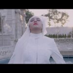 Bahare Kianafshar Instagram - . فیلم سینمایی «بی‌وزنی» به نویسندگی و کارگردانی مهدی فرد قادری از امروز در شبکه نمایش خانگی و فیلیمو ‌و نماوا منتشر می‌شود. به گزارش روابط عمومی پروژه؛ فیلم سینمایی «بی‌وزنی» به کارگردانی مهدی فرد قادری و تهیه‌کنندگی مرتضی شایسته از امروز سه‌شنبه ۱۴ مرداد در شبکه نمایش خانگی و همچنین در فیلیمو توزیع خواهد شد. این فیلم که اکران آن به دلیل شیوع ویروس در هفته ابتدایی متوقف شد، در جشنواره‌های مختلف جهانی حضور موفقی داشته است که از جمله آنها می‌توان به جایزه بهترین فیلم جشنواره تجربی پرو، جایزه ویژه هیات داوران جشنواره ماراتن یونان و جایزه بهترین کارگردانی آکادمی کارولینای شمالی آمریکا اشاره کرد. امیرعلی دانایی، بهاره کیان افشار، نسیم ادبی، یاسر جعفری، جلال فاطمی، سپیده مرادپور و تینا پاکروان در این فیلم به ایفای نقش پرداختند. هدایت فیلم و علی صفایی سنگسری سرمایه گذاران دومین فیلم سینمایی فرد قادری هستند. ساخت تیزر: رامین نجفی #بی_وزنی