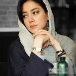 Bahare Kianafshar Instagram - . ... دست ، گنجینه مهر و هنر است : خواه بر پرده ساز ، خواه در گردن دوست ، خواه بر چهره نقش ، خواه بر دنده چرخ ، خواه بر دسته داس ، خواه در یاری نابینایی ، خواه در ساختن فردایی ! آنچه آتش به دلم می زند ، اینک ، هر دم سرنوشت بشرست ، داده با تلخی غم های دگر دست به هم ! بار این درد و دریغ است که ما تیرهامان به هدف نیک رسیده است ، ولی دست هامان ، نرسیده است به هم ! . #فریدون_مشیری #بهاره_کیان_افشار .عکس: روح الله حسین زاده🙏🏼🍀 @rouhollah_hz_artworks