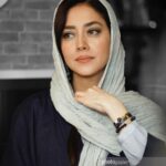 Bahare Kianafshar Instagram - . ... دست ، گنجینه مهر و هنر است : خواه بر پرده ساز ، خواه در گردن دوست ، خواه بر چهره نقش ، خواه بر دنده چرخ ، خواه بر دسته داس ، خواه در یاری نابینایی ، خواه در ساختن فردایی ! آنچه آتش به دلم می زند ، اینک ، هر دم سرنوشت بشرست ، داده با تلخی غم های دگر دست به هم ! بار این درد و دریغ است که ما تیرهامان به هدف نیک رسیده است ، ولی دست هامان ، نرسیده است به هم ! . #فریدون_مشیری #بهاره_کیان_افشار .عکس: روح الله حسین زاده🙏🏼🍀 @rouhollah_hz_artworks