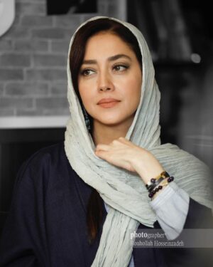 Bahare Kianafshar Instagram - .
...
دست ، گنجینه مهر و هنر است :

خواه بر پرده ساز ،

خواه در گردن دوست ،

خواه بر چهره نقش ،

خواه بر دنده چرخ ،

خواه بر دسته داس ،

خواه در یاری نابینایی ،

خواه در ساختن فردایی !

آنچه آتش به دلم می زند ، اینک ، هر دم

سرنوشت بشرست ،

داده با تلخی غم های دگر دست به هم !

بار این درد و دریغ است که ما

تیرهامان به هدف نیک رسیده است ، ولی

دست هامان ، نرسیده است به هم !
.
#فریدون_مشیری 
#بهاره_کیان_افشار 

.عکس: روح الله حسین زاده🙏🏼🍀
@rouhollah_hz_artworks