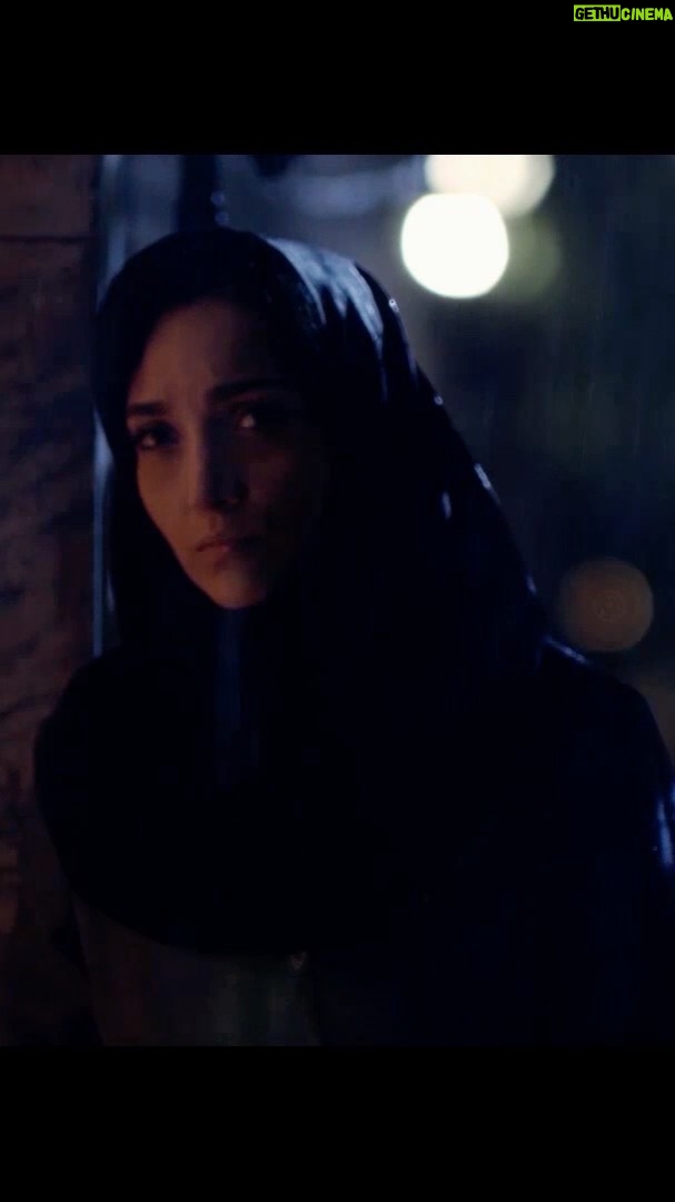 Bahare Kianafshar Instagram - رونمايي از موزيك ويدئو فيلم سينمايي عطر داغ با صداي نويد نوروزي و آوا عباس زاده همزمان با بازگشايي سينماها و آغاز مجدد اكران فيلم سينمايي عطرداغ به كارگرداني علي ابراهيمي و تهيه كنندگي اميرشهاب رضويان از موزيك ويدئو اين فيلم سينمايي رو نمايي ميشود. هم اكنون براي تهيه بليت به سايت سينما تيكت مراجعه كنيد بازيگران خاطره اسدي ،مهرداد صديقيان، بهاره كيان افشار ، شيوا مكي نيان، احسان اماني، سيما تيرانداز و شهرام حقيقت دوست آيسان حداد و امير حسين ميري نيز بازيگران نوجوان فيلم را تشكيل داده اند ساخت مواد تبليغاتي: آژانس تبليغات ژاو @alliebrahimi @atredagh @jav.ads