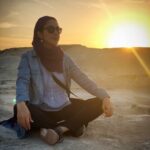 Bahare Kianafshar Instagram - . از دل افروزترین روزِ جهان، خاطره ای با من هست. به شما ارزانی : سحری بود و هنوز، گوهرِ ماه به گیسوی شب آویخته بود. گل یاس، عشق در جان هوا ریخته بود. من به دیدار سحر می رفتم نفسم با نفس یاس درآمیخته بود . * می گشودم پر و می رفتم و می گفتم : «های ! بسرای ای دل شیدا، بسرای . این دل افروزترین روز جهان را بنگر ! تو دلاویز ترین شعر جهان را بسرای ! آسمان، یاس، سحر، ماه، نسیم، روح درجسم جهان ریخته اند، شور و شوق تو برانگیخته اند، تو هم ای مرغک تنها، بسرای ! همه درهای رهایی بسته ست، تا گشائی به نسیم سخنی، پنجرهای را، بسرای ! بسرای ... » من به دنبال دلاویزترین شعر جهان می رفتم ! * در افق، پشت سرا پردۀ نور باغ های گل سرخ، شاخه گسترده به مهر، غنچه آورده به ناز، دم به دم از نفس باد سحر؛ غنچه ها می شد باز . غنچه ها می رسد باز، باغ های گل سرخ، باغ های گل سرخ، یک گل سرخ درشت از دل دریا برخاست ! چون گل افشانی لبخند تو، در لحظه شیرین شکفتن ! خورشید ! چه فروغی به جهان می بخشید ! چه شکوهی ... ! همه عالم به تماشا برخاست ! من به دنبال دلاویزترین شعر جهان می گشتم ! * دو کبوتر در اوج، بال در بال گذر می کردند . دو صنوبر در باغ، سر فرا گوشِ هم آورده به نجوا غزلی می خواندند. مرغِ دریایی، با جفت خود، از ساحلِ دور رو نهادند به دروازه نور ... چمن خاطر من نیز ز جان مایۀ عشق، در سرا پردۀ دل غنچه ای می پرورد، - هدیه ای می آورد - برگ هایش کم کم باز شدند ! برگ ها باز شدند : ــ « ... یافتم ! یافتم ! آن نکته که می خواستمش ! با شکوفایی خورشید و ، گل افشانی لبخند تو، آراستمش ! تار و پودش را از خوبی و مهر، خوشتر از تافتۀ یاس و سحر بافته ام : « دوستت دارم » را من دلاویز ترین شعر جهان یافته ام ! * این گل سرخ من است ! دامنی پر کن ازین گل که دهی هدیه به خلق، که بری خانه دشمن ! که فشانی بر دوست ! راز خوشبختی هر کس به پراکندن اوست ! در دل مردم عالم، به خدا، نور خواهد پاشید، روح خواهد بخشید . » تو هم، ای خوب من ! این نکته به تکرار بگو ! این دلاویزترین حرف جهان را، همه وقت، نه به یک بار و به ده بار، که صد بار بگو ! « دوستم داری » ؟ را از من بسیار بپرس ! «دوستت دارم » را با من بسیار بگو ! . #قشم#دره_ستارگان #دیماه ۱۳۹۷ #فریدون_مشیری #دوستت_دارم #بهاره_کیان_افشار