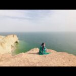 Bahare Kianafshar Instagram - . #هرمز زیبا... دره لاک پشتها💙 همه دوست و اشنا میدونن من چقدر جنون سفر دارم که البته اصلا این مدت بهش فکر هم نمیکنم که اذیت نشم🙄 این عکس مال پارسال یه روز جمعه ست؛ الان یکماهه که هر روز جمعه ست ولی خب امروز واقعا جمعه ست! حالا فرقش چیه رو دقیقا نمیدونم!🧐😅 . اگه افراد مسئولی بودین و در عین حال مجججبور به رفتن سرکار نبودین و واقعا در قرنطینه خونگی هستین و اگه دوست دارین از کارهای متفاوت شخصی که تو این یک ماه انجام دادین بنویسن شاید برای همدیگه ایده جالب بتونیم داشته باشیم...