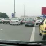 Bahare Kianafshar Instagram - . دردناکه برام وقتی میفهمم ما فقط سی درصد کسانی هستیم که برای کمک به عدم گسترش بیماری زندانی شدن در خانه رو پذیرفتیم ، زندانی به معنای واقعی کلمه👌 و فراموش کردیم هر دید و بازدید و تفریح و تنوعی رو...ما هم سفر و دیدار اقوام رو دوست داریم، من در حسرت گرفتن دستان مادر بزرگم که قرار بود مثل هرسال سال تحویل به دیدنش برم سوختم... ما هم سه هفته ست کارهای ضروری زیادی داشتیم که چشم پوشی کردیم و میکنیم، ما هم سال سختی داشتیم،برای همه ما نوروز تو راهه! اینها همانهایی هستند که تا دیروز در مراکز خرید مشغول بودند؛ فارغ از هر احساس مسئولیت اجتماعی و درک موقعیت اضطراری ، این که دیگر وظیفه شغلی و اجبار برای کسب درامد روزانه نیست، این احترام نسبت به افراد در معرض خطر و همه هموطنان و همه جامعه سختکوش پزشکی پرستاری و خدمات درمانیه، اونها هم دوست داشتن در ایام نوروز به کارهای واجب شخصی بپردازن به دیدار خانواده برن و سفر کنن، ما هم... . #بگین ما بی اراده و بی مسئولیتیم و بایدزوربالای سرمون باشه،تمام. #ازماست_که_برماست #لبخندهای_آزاردهنده