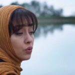 Bahare Kianafshar Instagram - در ادامه نظرسنجی ها یکی از سه سریال شبکه خانگی که بازی کردم و البته با وسواس در انتخاب ، اولینش سریال پر طرفدار عاشقانه بود،نقش درسا که خیلی ازتون بخاطرش عکس العملها و پیامهای خوبی داشتم البته که همیشه متن جذاب و شخصیت پردازی خوب کارگردانی درست، پارتنرهای عالی و گریم و لباس و مجموعه عوامل ساخت در کیفیت ارائه یک نقش تاثیر صددرصدی دارن...همین جا از همشون ممنونم و از شما که دیدین و نظر دادین🙏🏻❤️ . . اون صحنه که کنار دریاچه گرفتیم من سرماخورده بودم ولی خب خوب شد☺️