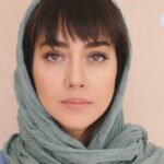 Bahare Kianafshar Instagram - در ادامه نظرسنجی ها یکی از سه سریال شبکه خانگی که بازی کردم و البته با وسواس در انتخاب ، اولینش سریال پر طرفدار عاشقانه بود،نقش درسا که خیلی ازتون بخاطرش عکس العملها و پیامهای خوبی داشتم البته که همیشه متن جذاب و شخصیت پردازی خوب کارگردانی درست، پارتنرهای عالی و گریم و لباس و مجموعه عوامل ساخت در کیفیت ارائه یک نقش تاثیر صددرصدی دارن...همین جا از همشون ممنونم و از شما که دیدین و نظر دادین🙏🏻❤️ . . اون صحنه که کنار دریاچه گرفتیم من سرماخورده بودم ولی خب خوب شد☺️