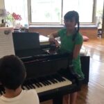Bahare Kianafshar Instagram - . دهمین روز هر اردیبهشت، ازعشق بیکران شما سرشار می‌شم و این عشق چنان قلب من رو صیقل میده که آینه‌ای میشه تمام قد که روی و روح و قلب زیبای تک‌تک شما رو بازتاب میده...و من محو تماشای زیبایی تون میشم 😍 . ممنونم که به من یادآوری می‌کنین که زندگی زیباست و تنها معجزه زندگی عشقه و تنها سرمایه‌مون امید...🙏🏻 . منتظر دیدارتون در روزهایی بهتر هستم که فکر می‌کنم چندان هم دور نیست...✨. . . پ.ن: صفحه موبایلم رو به خاطر ضربه‌ای که خورد مجبور شدم تعویض کنم و دیگه هیچ‌وقت مثل قبل کار نکرد و به همین دلیل تایپ کردنم خیلی سخت و کند شده و چون خیلی زیاد ضدعفونیش کردم🙄 رویه‌اش بلند شده کار من رو واسه تایپ کردن و نوشتن خیلی سخت کرده...این متنم برای خواهر ویس دادم اون برام تایپ کرد💕 اگر نمی‌تونم اون طور که شایسته لطفتونه تک به تک جواب بدم منو ببخشید ولی با همه قلبم ازهمه محبت‌هاتون بی‌نهایت سپاسگزارم....