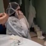 Bahare Kianafshar Instagram - . هر بار که به اجبار و ضرورت برای زمان کوتاه مجبورم برم بیرون از خونه و از ماسک و دستکش استفاده میکنم بعد از ده دقیقه دستام خیس عرق میشه و تحمل بخار و گرمای نفس های در گردش جلوی بینی و دهانمو ندارم و کلافه میشم و همون موقع یاد این فرشته های شجاع میوفتم که ساعتهای طولانی با پوشش سرتا پا (اگر امکاناتش موجود باشه!) هم کار میکنن هم به مریضها و خانواده هاشون روحیه میدن و هم به ما... با همه قلبم سپاسگزارم از بزرگواری و شهامت و تحملتون🙏🏻🙏🏻🙏🏻 سلامتی تون ارزومه❤️ . . توضیح واضحات: هیچکدوم این عکسها من نیستم!!! 🙄🙄 . #تو_قهرمان_منی #پزشک#پرستار #کادر_درمان #آزمایشگاه #نگهبان#آتشنشان #رفتگر#کارگر#سرباز#کارمند#راننده . ننگ بر آدمهای بی مسئولیت
