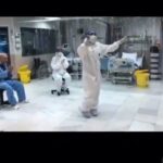 Bahare Kianafshar Instagram - . اینروزها هر بار بادیدن رقص زیبای پرستاران نازنین چشمهام پر از اشک شد و قلبم پر از سنگینی، من از این ویدئو ها دو پیام دریافت کردم: ۱- اونها توی این شرایط سخت که برای حفظ ایمنی و عدم تماس، نمیتونن خونواده هاشونو ببینن، میخوان نشون بدن که خوب و سرحالن و همه چی آرومه🥺 ۲-طبق توصیه بسیاری از پزشکان و روانشناسان ما برای بالا بردن ایمنی بدنمون و کشتن حس ترس نیاز به روحیه پر نشاط و حس شادابی داریم و اونها با این کارشون برای ما هم پیام شادی ارسال میکنن😍 یعنی همزمان در دو جبهه به رسالتشون عمل میکنن👏🏼 . کدوم حقوق و پاداش و عیدی میتونه دقیقه ای از خودگذشتگی اونها رو جبران کنه؟... . برای همه پزشکان و پرستاران و کلیه پرسنل بیمارستان خستگی ناپذیر اینروزهای سخت وطنم ارزوی توان و سلامتی و روحیه صد چندان میکنم . درد و بلاتون بخوره تو سر ادمهای وظیفه نشناس و بی مسئولیت و البته سواستفاده گران و محتکران و نون به نرخ روزخوران اینروزهای سخت.... . #فهرمان_من#پزشک#پرستار#اتشنشان#سرباز#کارگر#راننده_تاکسی#پرسنل_آزمایشگاه #کارمندان#کارمندان_بانک#قشرمحروم #قهرمانان_وطن #کورونا_ویروس #درسهایی_برای_زندگی