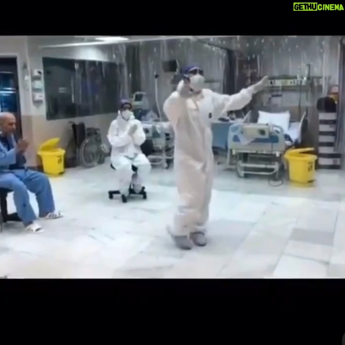 Bahare Kianafshar Instagram - . اینروزها هر بار بادیدن رقص زیبای پرستاران نازنین چشمهام پر از اشک شد و قلبم پر از سنگینی، من از این ویدئو ها دو پیام دریافت کردم: ۱- اونها توی این شرایط سخت که برای حفظ ایمنی و عدم تماس، نمیتونن خونواده هاشونو ببینن، میخوان نشون بدن که خوب و سرحالن و همه چی آرومه🥺 ۲-طبق توصیه بسیاری از پزشکان و روانشناسان ما برای بالا بردن ایمنی بدنمون و کشتن حس ترس نیاز به روحیه پر نشاط و حس شادابی داریم و اونها با این کارشون برای ما هم پیام شادی ارسال میکنن😍 یعنی همزمان در دو جبهه به رسالتشون عمل میکنن👏🏼 . کدوم حقوق و پاداش و عیدی میتونه دقیقه ای از خودگذشتگی اونها رو جبران کنه؟... . برای همه پزشکان و پرستاران و کلیه پرسنل بیمارستان خستگی ناپذیر اینروزهای سخت وطنم ارزوی توان و سلامتی و روحیه صد چندان میکنم . درد و بلاتون بخوره تو سر ادمهای وظیفه نشناس و بی مسئولیت و البته سواستفاده گران و محتکران و نون به نرخ روزخوران اینروزهای سخت.... . #فهرمان_من#پزشک#پرستار#اتشنشان#سرباز#کارگر#راننده_تاکسی#پرسنل_آزمایشگاه #کارمندان#کارمندان_بانک#قشرمحروم #قهرمانان_وطن #کورونا_ویروس #درسهایی_برای_زندگی