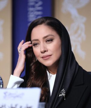 Bahare Kianafshar Instagram - .
سکوتم از رضایت نیست...
.
#اکران #فیلم #پسرکشی
#جشنواره#دقیقه۹۰
#این_نیز_بگذرد
.
همین مصرع حضرت مولانا با بیان زیبای دکتر هادی کریمی کارگردان عزیز پسر کشی در سه دقیقه مجال صحبت گروه فیلم مرا بس؛
«خون بخون شستن محالست و محال...»
.
تشکر از همراهی همیشگی سالومه عزیزم 
@makeupbysaloume 
زیورالات دست ساز نینای عزیزم
@noungold 
و تشکر از همه دوستان عکاس خبرنگار و منتقد
که حضورشون دلگرمیه
استفاده از تعداد زیادی از عکسها نه در راستای خودشیفتگی که برای استفاده از عکس همه عکاسان نازنینی ست که زحمت عکاسی و ارسال اون رو کشیدن،دست همه شما درد نکنه،قدرتون و میدونم🙏🏻❤️
تشکر ویژه هم از تمامی طرفداران عزیز و نازنینم
به زودی با اکران ها مردمی فیلمهایی
عطرداغ و بی وزنی میبینمتون😍😍😍