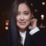 Bahare Kianafshar Instagram - . سکوتم از رضایت نیست... . #اکران #فیلم #پسرکشی #جشنواره#دقیقه۹۰ #این_نیز_بگذرد . همین مصرع حضرت مولانا با بیان زیبای دکتر هادی کریمی کارگردان عزیز پسر کشی در سه دقیقه مجال صحبت گروه فیلم مرا بس؛ «خون بخون شستن محالست و محال...» . تشکر از همراهی همیشگی سالومه عزیزم @makeupbysaloume زیورالات دست ساز نینای عزیزم @noungold و تشکر از همه دوستان عکاس خبرنگار و منتقد که حضورشون دلگرمیه استفاده از تعداد زیادی از عکسها نه در راستای خودشیفتگی که برای استفاده از عکس همه عکاسان نازنینی ست که زحمت عکاسی و ارسال اون رو کشیدن،دست همه شما درد نکنه،قدرتون و میدونم🙏🏻❤️ تشکر ویژه هم از تمامی طرفداران عزیز و نازنینم به زودی با اکران ها مردمی فیلمهایی عطرداغ و بی وزنی میبینمتون😍😍😍