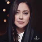 Bahare Kianafshar Instagram - . سکوتم از رضایت نیست... . #اکران #فیلم #پسرکشی #جشنواره#دقیقه۹۰ #این_نیز_بگذرد . همین مصرع حضرت مولانا با بیان زیبای دکتر هادی کریمی کارگردان عزیز پسر کشی در سه دقیقه مجال صحبت گروه فیلم مرا بس؛ «خون بخون شستن محالست و محال...» . تشکر از همراهی همیشگی سالومه عزیزم @makeupbysaloume زیورالات دست ساز نینای عزیزم @noungold و تشکر از همه دوستان عکاس خبرنگار و منتقد که حضورشون دلگرمیه استفاده از تعداد زیادی از عکسها نه در راستای خودشیفتگی که برای استفاده از عکس همه عکاسان نازنینی ست که زحمت عکاسی و ارسال اون رو کشیدن،دست همه شما درد نکنه،قدرتون و میدونم🙏🏻❤️ تشکر ویژه هم از تمامی طرفداران عزیز و نازنینم به زودی با اکران ها مردمی فیلمهایی عطرداغ و بی وزنی میبینمتون😍😍😍