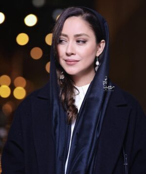 Bahare Kianafshar Instagram - .
سکوتم از رضایت نیست...
.
#اکران #فیلم #پسرکشی
#جشنواره#دقیقه۹۰
#این_نیز_بگذرد
.
همین مصرع حضرت مولانا با بیان زیبای دکتر هادی کریمی کارگردان عزیز پسر کشی در سه دقیقه مجال صحبت گروه فیلم مرا بس؛
«خون بخون شستن محالست و محال...»
.
تشکر از همراهی همیشگی سالومه عزیزم 
@makeupbysaloume 
زیورالات دست ساز نینای عزیزم
@noungold 
و تشکر از همه دوستان عکاس خبرنگار و منتقد
که حضورشون دلگرمیه
استفاده از تعداد زیادی از عکسها نه در راستای خودشیفتگی که برای استفاده از عکس همه عکاسان نازنینی ست که زحمت عکاسی و ارسال اون رو کشیدن،دست همه شما درد نکنه،قدرتون و میدونم🙏🏻❤️
تشکر ویژه هم از تمامی طرفداران عزیز و نازنینم
به زودی با اکران ها مردمی فیلمهایی
عطرداغ و بی وزنی میبینمتون😍😍😍