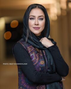 Bahare Kianafshar Instagram - . اخرین سری عکسهای روز اخر حضور در جشنواره فیلم #نمور . دلیل استوری و پست کردن تعداد زیادی عکسها به اشتراک گذاشتن هنر دوستان عکاسم که همیشه پرتلاش اند و مهربان کسایی که حتی با خطرات بیماری و محدودیتهای مختلف در جهت همراهی ما حضور دارند و بخش زیادی از ارتباط چهره ها و مردم نازنین با زحمت این عزیزان نازنین اتفاق میفته شاید از حوصله شما خارج باشه اما من اینکار و میکنم تا به نوعی قدردانی خودم رو بتونم نشون بدم عکاسان نازنین و خبرنگاران محترم از همه شما ممنونم🙏🏼😇❤️ . عکسها: نازی خوش اخلاق نازنینم @nazy_kh نسیم یوسفی عزیزم @nasimusefi غزل جان باقری @qazal_baqeri فاطمه رحمانی عزیز @fatarhm سپیده عبدالحی عزیز @sepide.abdolhay اقای عباس وردی @abbasvardi . جای مریم،سپیده،رومینا و چند عزیز دیگه…هم خیلی خالی بود🌺 @maryamrazavii @sepideh_sadatii @rominaparto . #بهاره_کیان_افشار #بازیگران #بازیگر #فیلم #ایرانی #baharehkianafshar #baharekianafshar #iraniangirl #iranianactress #i̇ran