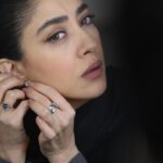Bahare Kianafshar Instagram - . شبهاي هجر را گذرانديم و زنده ايم ما را به سخت جاني خود اين گمان نبود من کيستم از خويش به تنگ آمده اي ديوانه با خرد به جنگ آمده اي دوشينه به کوي يار از رشکم کشت ناليدن پاي دل به سنگ آمده ای.. . . . #عکس @hoseinhajibabaei . . . #عکس_نوشته #بهاره_کیان_افشار #بازیگر #تهران #سریال #ایرانی #زمستان #۱۴۰۲ #شکیبی_اصفهانی #baharekianafshar #iran #iranian_photography #iranianactor #actress #tehran