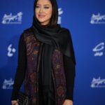 Bahare Kianafshar Instagram - . اخرین سری عکسهای روز اخر حضور در جشنواره فیلم #نمور . دلیل استوری و پست کردن تعداد زیادی عکسها به اشتراک گذاشتن هنر دوستان عکاسم که همیشه پرتلاش اند و مهربان کسایی که حتی با خطرات بیماری و محدودیتهای مختلف در جهت همراهی ما حضور دارند و بخش زیادی از ارتباط چهره ها و مردم نازنین با زحمت این عزیزان نازنین اتفاق میفته شاید از حوصله شما خارج باشه اما من اینکار و میکنم تا به نوعی قدردانی خودم رو بتونم نشون بدم عکاسان نازنین و خبرنگاران محترم از همه شما ممنونم🙏🏼😇❤️ . عکسها: نازی خوش اخلاق نازنینم @nazy_kh نسیم یوسفی عزیزم @nasimusefi غزل جان باقری @qazal_baqeri فاطمه رحمانی عزیز @fatarhm سپیده عبدالحی عزیز @sepide.abdolhay اقای عباس وردی @abbasvardi . جای مریم،سپیده،رومینا و چند عزیز دیگه…هم خیلی خالی بود🌺 @maryamrazavii @sepideh_sadatii @rominaparto . #بهاره_کیان_افشار #بازیگران #بازیگر #فیلم #ایرانی #baharehkianafshar #baharekianafshar #iraniangirl #iranianactress #i̇ran