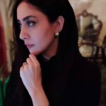 Bahare Kianafshar Instagram - .. زمان، چون رویایی مبهم و کُهن بر دوشت سنگینی می‌کند. همچنان پیش می‌روی و می‌کوشی از میان آن بلغزی. اما حتی اگر به دو انتهای زمین بروی، نمی توانی از آن بگریزی. با این حال ناچاری به آنجا بروی __ به کرانِ دنیا. کاری هست که نمی‌توان کرد، مگر با رسیدن به آنجا __کافکا در کرانه/ #هاروکی_موراکامی #جمعه #photooftheday #iranianactress