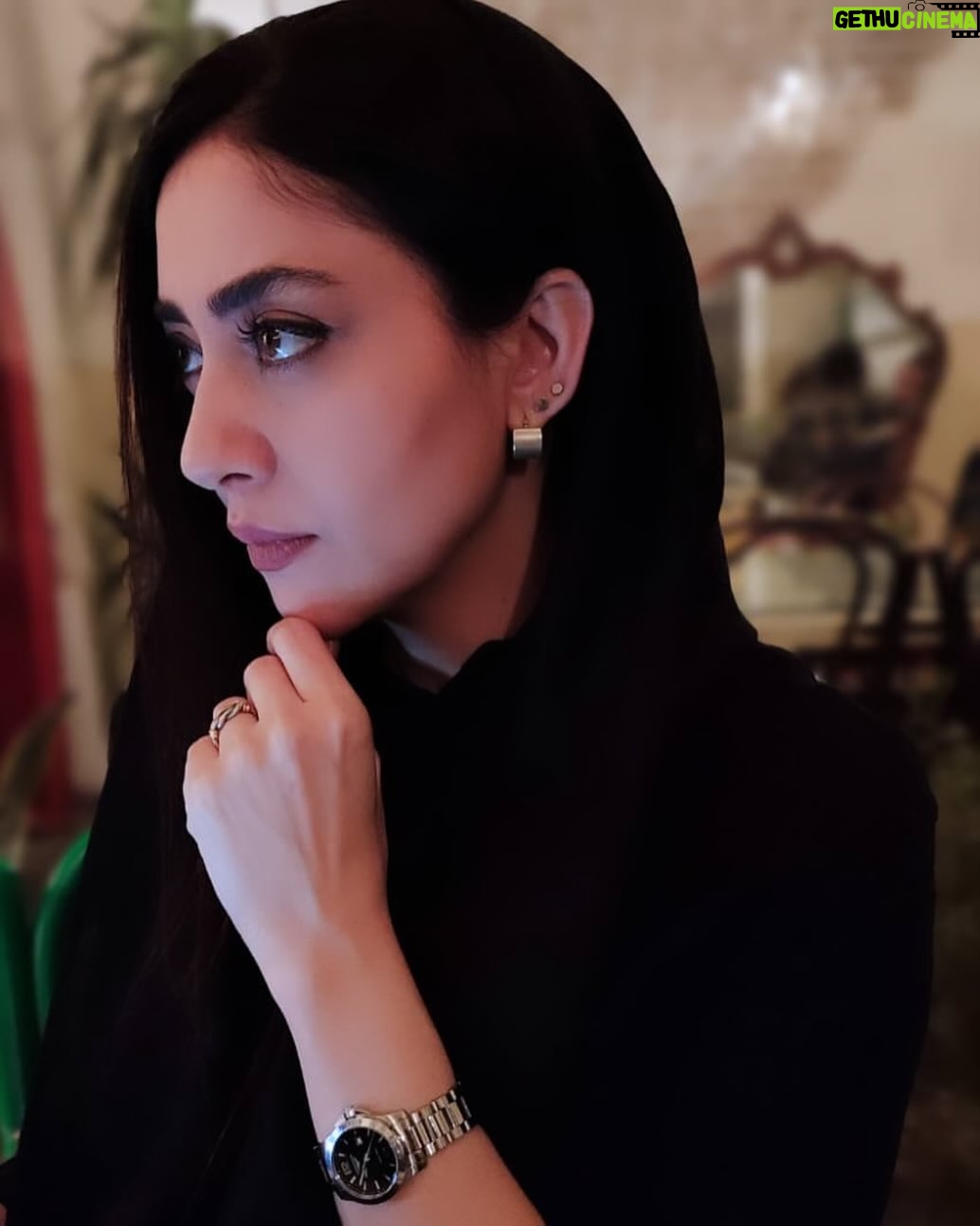 Bahare Kianafshar Instagram - .. زمان، چون رویایی مبهم و کُهن بر دوشت سنگینی میکند. همچنان پیش میروی و میکوشی از میان آن بلغزی. اما حتی اگر به دو انتهای زمین بروی، نمی توانی از آن بگریزی. با این حال ناچاری به آنجا بروی __ به کرانِ دنیا. کاری هست که نمیتوان کرد، مگر با رسیدن به آنجا __کافکا در کرانه/ #هاروکی_موراکامی #جمعه #photooftheday #iranianactress