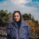 Bahare Kianafshar Instagram - . با درودی به خانه می آیی و با بدرودی خانه را ترک می گویی ای سازنده! لحظه ی ِ عمر ِ من به جز فاصله یِ میان این درود و بدرود نیست: این آن لحظه ی ِ واقعی ست که لحظه ی ِ دیگر را انتظار می کشد. نوسانی در لنگر ساعت است که لنگر را با نوسانی دیگر به کار می کشد. گامی است پیش از گامی دیگر که جاده را بیدار می کند. تداومی است که زمان مرا می سازد لحظه ای است که عمر ِ مرا سرشار می کند. . . . . #احمدشاملو#شاعر #پاییز#تهران #بهاره_کیان_افشار #عکس #بازیگران_زن #بازیگران #بهاره #کیان_افشار