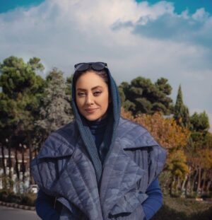 Bahare Kianafshar Instagram - .

با درودی به خانه می آیی و
با بدرودی
خانه را ترک می گویی
ای سازنده!
لحظه ی ِ عمر ِ من
به جز فاصله یِ میان این درود و بدرود نیست:
این آن لحظه ی ِ واقعی ست
که لحظه ی ِ دیگر را انتظار می کشد.
نوسانی در لنگر ساعت است
که لنگر را با نوسانی دیگر به کار می کشد.
گامی است پیش از گامی دیگر
که جاده را بیدار می کند.
تداومی است که زمان مرا می سازد
لحظه ای است که عمر ِ مرا سرشار می کند.
.
.
.
.
#احمدشاملو#شاعر #پاییز#تهران 
#بهاره_کیان_افشار #عکس #بازیگران_زن 
#بازیگران #بهاره #کیان_افشار