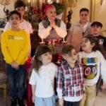 Bahare Rahnama Instagram - بیایم امسال قول بدیم بهم بعنوان والدین بهیچ وجه: #در_حضور_بچه_ها_مشاجره_نکنیم شعار امسال محصولات ارژنگ حامی کودکان مستعد مناطق محروم همین هشتک بالاست. فرزندان ما آینه تمام نمای فردای ایرانند، و برای رشد و نبوغ نیاز،به آرامش دارند.... با تشکر از رستوران زیبای فخر تهران و پرستل و بچه های عزیز این مجموعه. 🛍عیدانه ای فرهنگی و متفاوت به همراه محصولات ارژنگ 🌸 ✨نوروزتان به زیبایی طبیعت✨ ✨حال دلتان به رنگ بندی مداد رنگی✨ ✨لطافت زندگیتان به نرمی خمیر بازی✨ ✨لذت وجودتان به زیبایی گواش و آبرنگ✨ نوروز مبارک 🎉🎊 سال خوبی برای همه ملت ایران بخصوص کودکانمان برایتان آرزومندم 🎨💜